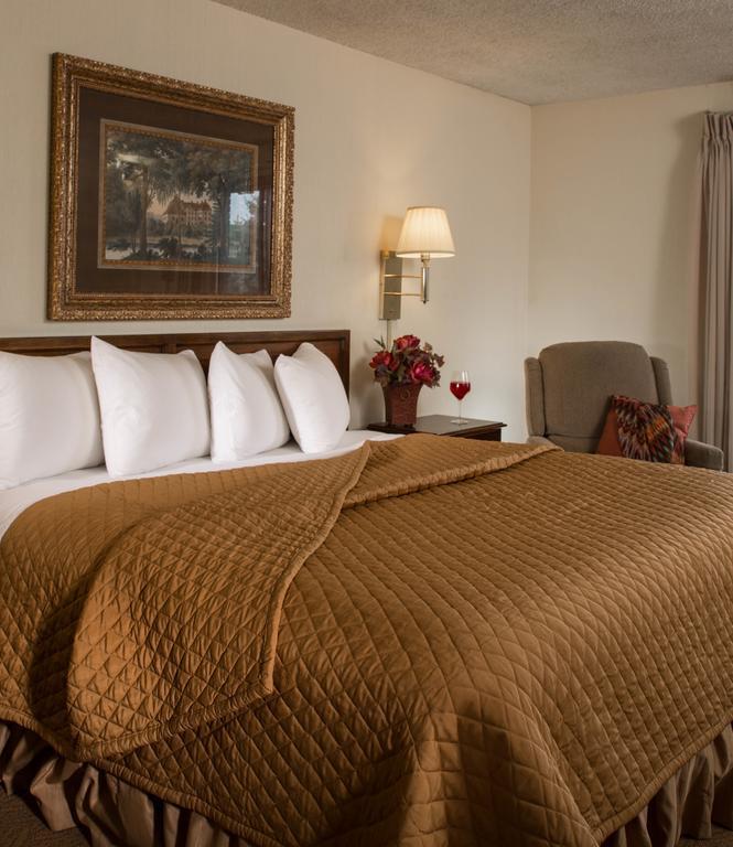 The Foothills Inn Rapid City Room photo